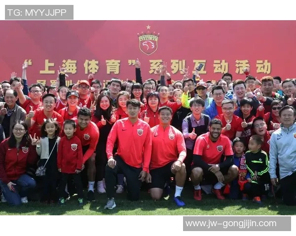 足球明星与粉丝亲密互动活动成功举办引发热烈反响